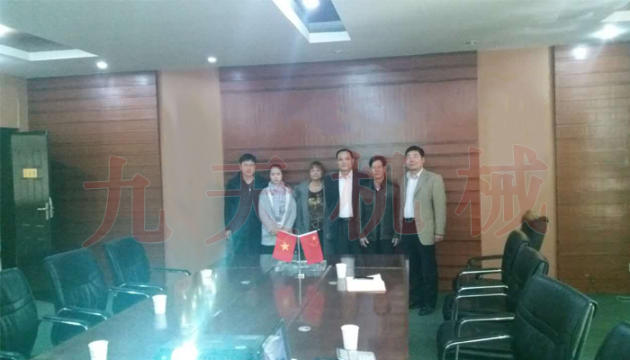 越南酒糟烘干機(jī)客戶考察圖